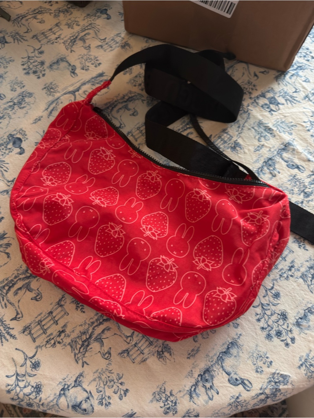 Baggu x Miffy - Medium Crescent Bag - Miffy Strawberry